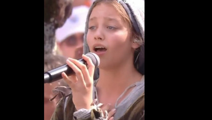 Eva Molenmaker cantan en Lourdes ante el Papa