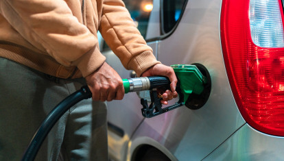Un señor repostando en una gasolinera