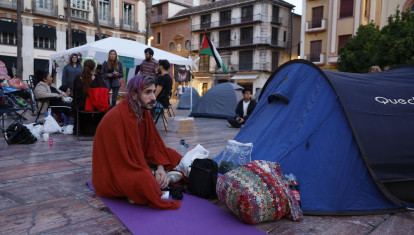 Un millar de personas continúa acampada este martes en Málaga por la crisis de la vivienda y para reclamar un decreto contra los desahucios,