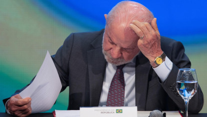 AME587. SAO PAULO (BRASIL), 25/09/2026.- El presidente de Brasil, Luiz Inácio Lula da Silva, observa el decreto que prohíbe las apuestas deportivas y los casinos en línea, a nueve días de las elecciones presidenciales y legislativas, este viernes en Sao Paulo (Brasil). EFE/ Isaac Fontana