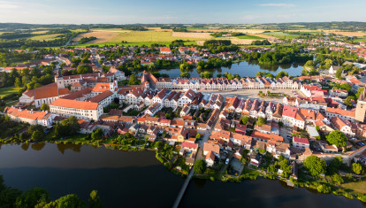 Vista aérea de la hermosa ciudad de Telc, en las Tierras Altas de Chequia