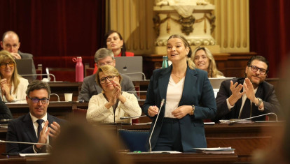 La presidenta del Govern, Marga Prohens, durante una intervención en el Parlament.