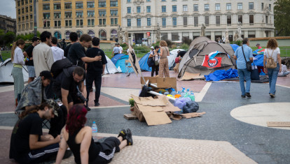 Varias personas durante una acampada por la vivienda en la plaza Cataluña