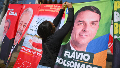 Carteles de Lula y Flávio Bolsonaro en Brasilia