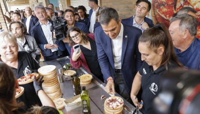 El presidente del Gobierno, Pedro Sánchez (2d), visita la 63 edición de la Feria del Marisco del Grove