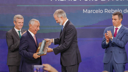 El rey Felipe VI entrega el premio Foro La Toja al ex presidente de Portugal Marcelo Rebelo de Sousa
