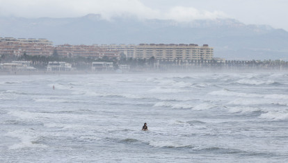 Vista general de la playa de la Malvarrosa durante este viernes