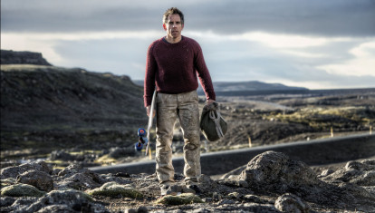 El abatimiento domina la existencia de Walter Mitty (Ben Stiller), un tímido empleado de la revista Life que trata los negativos de las imágenes y ve cómo su monocromática vida solo adquiere cierta felicidad cuando se inventa en su cabeza múltiples aventuras. Cansado de ser solo protagonista en su propia imaginación, decide dejarse llevar y recorrer el mundo cuando desaparece la foto que ilustra la portada del que será el último número. Solo encontrar a su famoso autor, el fotógrafo Sean O'Conell (Sean Penn), parece ser la solución no solo a su trabajo, sino al resto de su existencia. Carpe diem, en toda regla.
