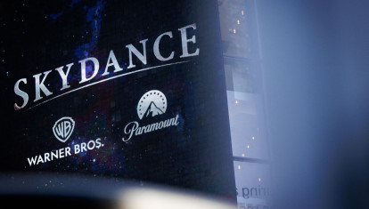 Un cartel publicitario de Skydance frente a la sede de Paramount Global en Times Square