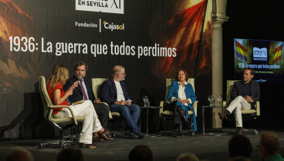 La exdiputada Tania Sánchez, el presidente de Atenea, Iván Espinosa de los Monteros, el escritor Edu Galán, la periodista y escritora Nativel Preciado y el portavoz nacional del PP, Borja Sémper, durante el debate “Noventa años después ¿es posible el diálogo sobre la Guerra Civil española?”