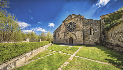 La magnífica iglesia del monasterio de Santa María la Real de Sacramenia (Segovia) se salvó 'in extremis', después de que su claustro y refectorio fueran desmontados y llevados a EE. UU.