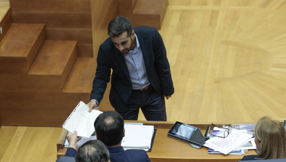 Imagen del portavoz socialista José Muñoz entregando un dosier al presidente de la Generalitat, Juanfran Pérez Llorca.