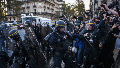 La polémica 'arma' antidisturbios que Francia ha tenido que sacar por los disturbios estudiantiles