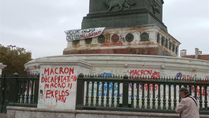 La columna que preside la plaza de la Bastilla de París ha amanecido cubierta de pintadas