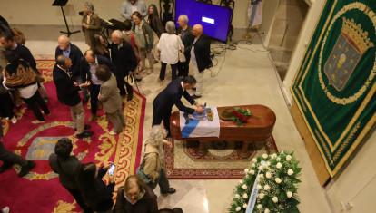 Llegada de familiares, amigos y admiradores al velatorio por Xosé Manuel Beiras