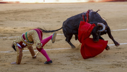 Morante de la Puebla, al entrar a matar a su primer toro, este viernes en Valencia
