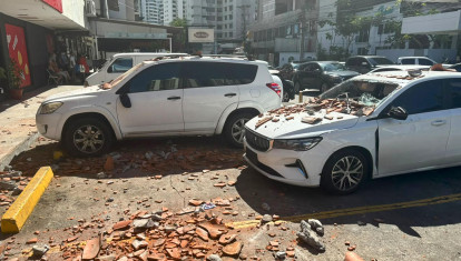 Fotografía de vehículos afectados por restos de un edificio tras un terremoto de magnitud 7,7 con una profundidad de 10 kilómetros que sacudió Panamá