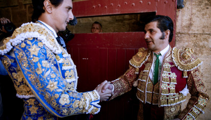 Roca Rey y Morante se saludan en el callejón de la plaza de toros de Valencia.