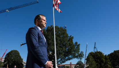 El secretario de Guerra de Estados Unidos, Pete Hegseth, observa mientras el presidente Donald Trump habla con los medios de comunicación al partir del jardín sur de la Casa Blanca en Washington, DC