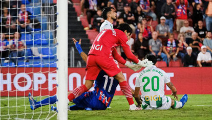 Iker Álvarez trata de levantar a Nelson Monte tras el empate del Eldense