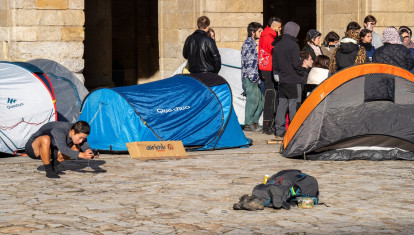 Varias personas durante una acampada por la vivienda, en la plaza del Obradoiro