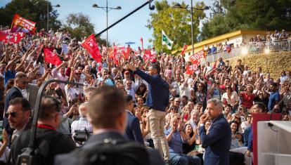El secretario general del PSOE y presidente del Gobierno, Pedro Sánchez (c), a su llegada al mitin en Dos Hermanas (Sevilla)