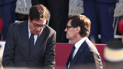 El presidente de la Generalitat, Salvador Illa y el ministro Óscar López durante el desfile