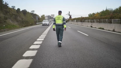 Un agente en plena carretera