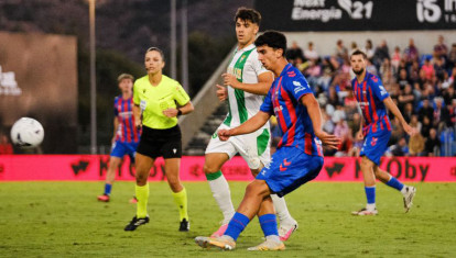 Eder García intenta una presión ante un futbolista azulgrana