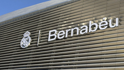 El Real Madrid instaló este martes en su fachada el escudo del club