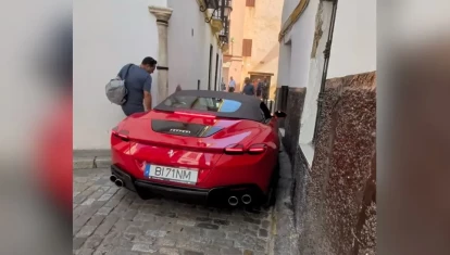 El conductor del deportivo, con matrícula portuguesa, se encuentra con serios problemas para maniobrar en una zona de acceso restringido