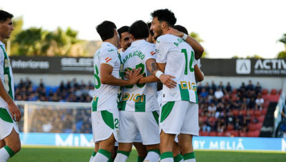 Los jugadores del Córdoba celebrando el frustrado segundo gol de Ghailan en Elda