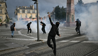 Manifestantes en Paris tiran piedras contra la policía francesa