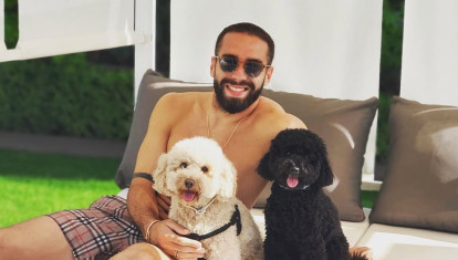 Dani Carvajal con sus perritos en su casa
