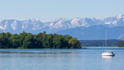 Veleros en el lago Starnberg con la isla Roseninsel y los Alpes bávaros al fondo