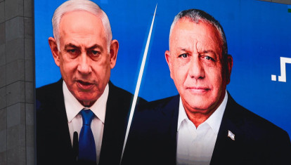 TEL AVIV (Israel), 06/10/2026.- A large election billboard shows Israeli Prime Minister Benjamin Netanyahu (C-L) and leader of the Yashar party, Gadi Eisenkot (C-R), in Tel Aviv, Israel, 06 October 2026. Israel will hold elections on 27 October. (Elecciones) EFE/EPA/ABIR SULTAN EPA