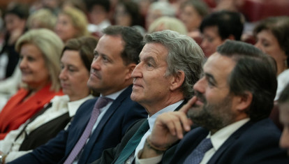 El presidente del PP, Alberto Núñez Feijóo, sentado entre el alcalde de Toledo, Carlos Velázquez, y el presidente regional del partido, Paco Núñez