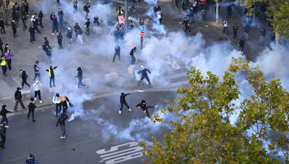 Choque entre manifestantes y policías en la Plaza de la República de París