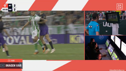 Pantallazo de la acción por mano del Cucho Hernández que anuló el 2-2 del Betis