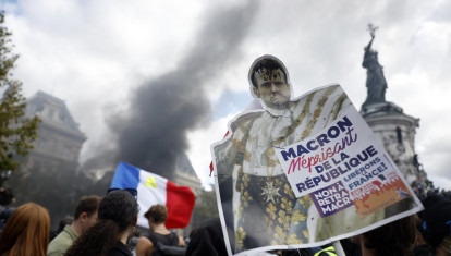 Un manifestante pide explicaciones al presidente de Francia, Emmanuel Macron