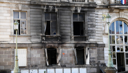 Fachada parcialmente quemada del ayuntamiento de Limoges, un día después de los disturbios y saqueos