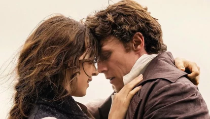 Daisy Edgar-Jones y George MacKay, en un fotograma de Sentido y sensibilidad