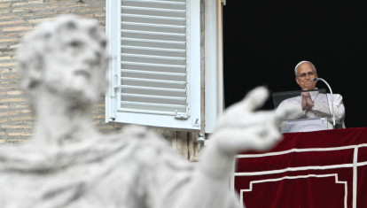 El Papa León XIV saluda a la multitud desde la ventana del palacio apostólico que da a la plaza de San Pedro
