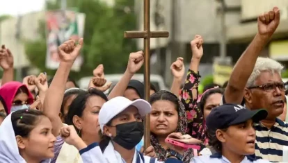 Activistas por los derechos de las minorías paquistaníes protestan contra la condena a muerte de un hombre cristiano por compartir una publicación de TikTok supuestamente blasfema en Karachi