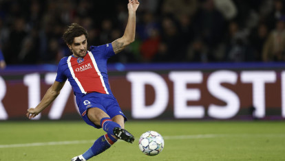 Ferran Torres lucha por un balón en el PSG - Barcelona