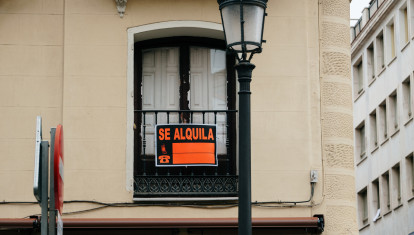 Anuncio de alquiler en la ventana de una vivienda