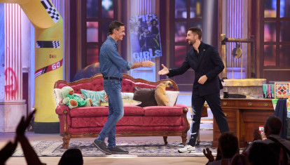 El presidente del Gobierno, Pedro Sánchez, en el programa 'La Revuelta' junto al presentador David Broncano