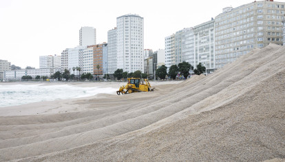 La Coruña se prepara para el invierno: levanta una duna de más de dos metros en Riazor para frenar los temporales