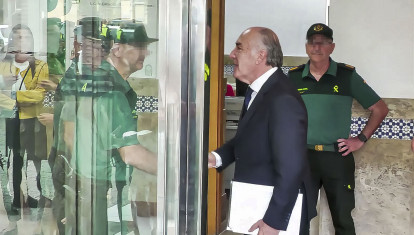 El alcalde de Algeciras, José Ignacio Landaluce, a su llegada al juzgado de Violencia sobre la Mujer para declarar como investigado