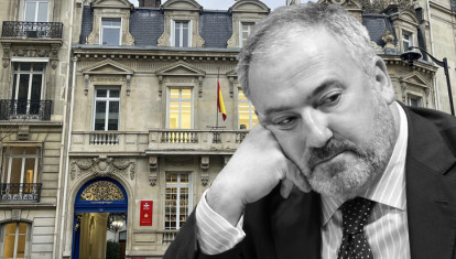 Carlos Olazabal –en una imagen cedida por la editorial– con el palacete del PNV de fondo